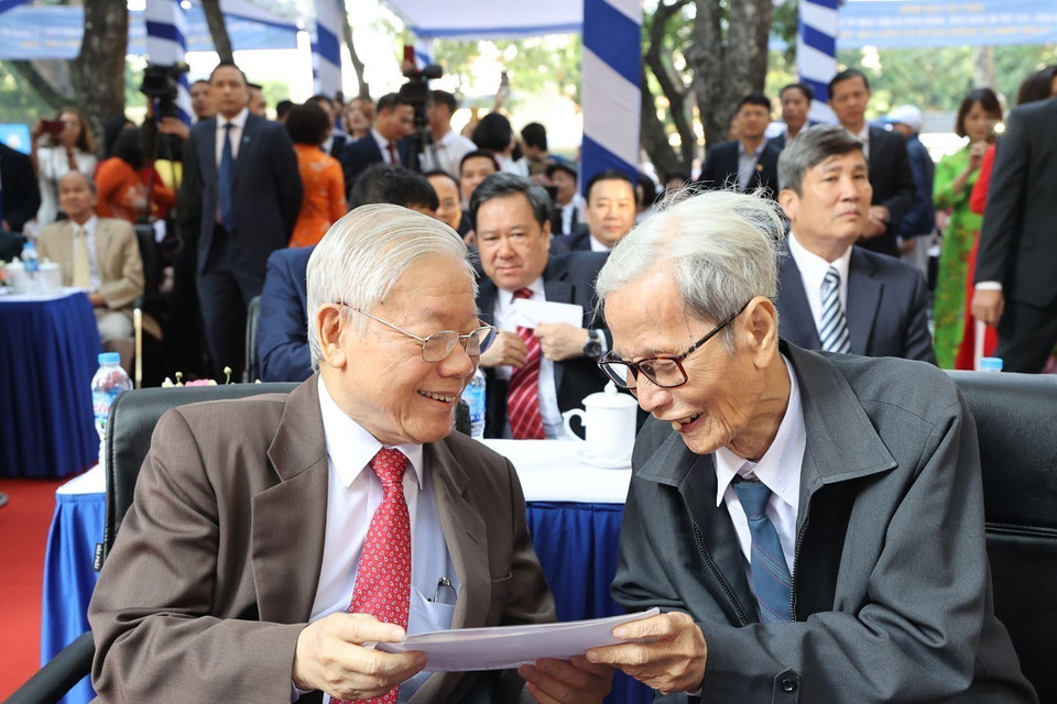 Giáo sư, Tiến sỹ Nguyễn Phú Trọng, Tổng Bí thư, Chủ tịch nước, cựu học sinh trường THPT Nguyễn Gia Thiều cùng nhà giáo Lê Đức Giảng (nguyên Bí thư Chi bộ, giáo viên chủ nhiệm lớp 10B - Trường Nguyễn Gia Thiều gần 60 năm về trước) xem lại những bức ảnh, cùng ôn lại kỷ niệm những năm tháng học tập dưới mái trường Nguyễn Gia Thiều tại Lễ kỷ niệm 70 năm thành lập Trường Trung học phổ thông Nguyễn Gia Thiều (1950-2020). (Ảnh: Trí Dũng/TTXVN)