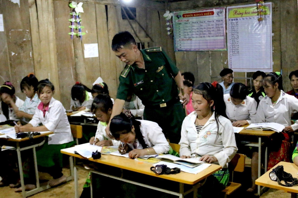 Người thầy giáo mang quân hàm xanh, Thiếu úy Vàng Lao Lừ, Đồn Biên phòng Mường Lạn, huyện Sốp Cộp, tỉnh Sơn La đã đưa con chữ tới bản vùng cao xa xôi Co Muông, xã Mường Lạn để dạy cho học sinh nơi đây. Sau một năm học, 100% học, các em đều đã biết đọc, biết viết và tính được những phép toán đơn giản. (Ảnh: Nguyễn Hồng Cường/TTXVN)