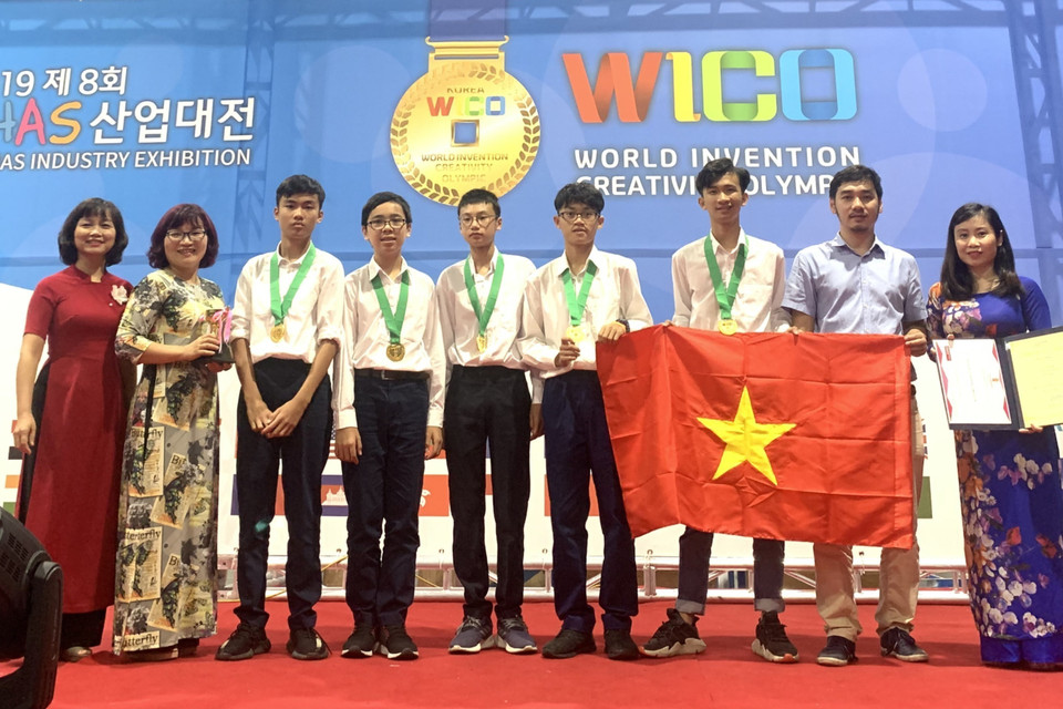 Giáo viên và học sinh của Đoàn học sinh Hà Nội tham dự Cuộc thi Olympic Phát minh và Sáng chế thế giới (WICO) năm 2019. Đoàn đã giành 2 Huy chương Vàng tại Cuộc thi. (Ảnh: TTXVN phát)