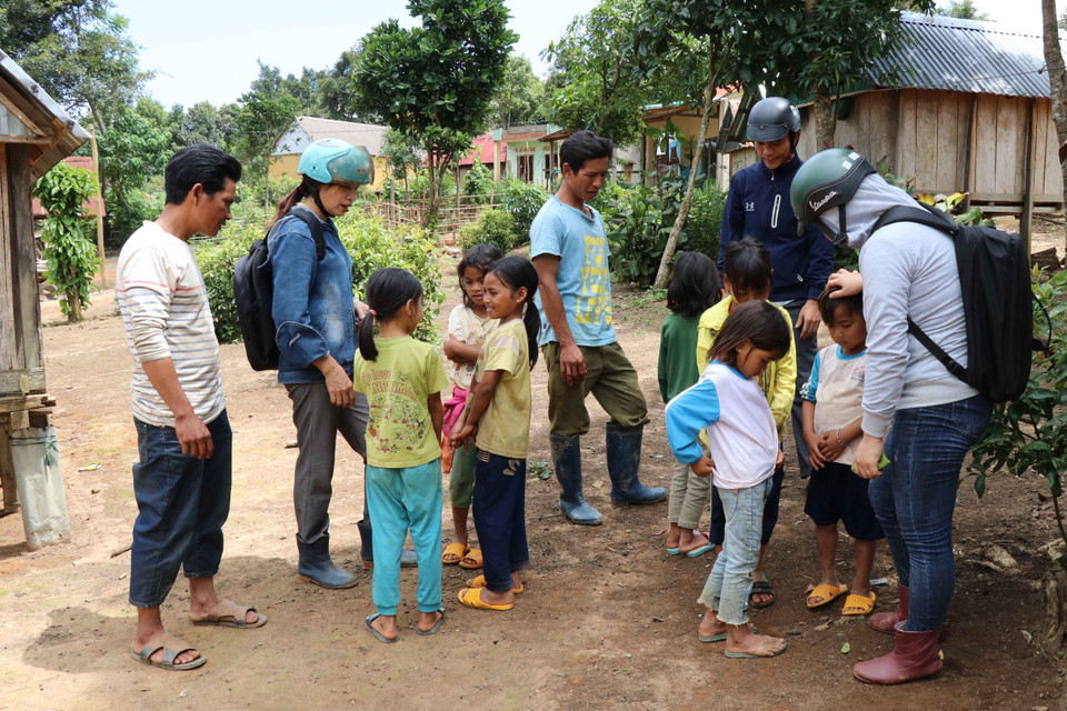 Giáo viên điểm trường Đê Kôn thuộc trường tiểu học Hra số 2 (xã Hra, huyện Mang Yang, Gia Lai) về làng Đê Kôn vận động học sinh ra lớp trước ngày khai giảng (4/9/2020). (Ảnh: Hồng Điệp/TTXVN)