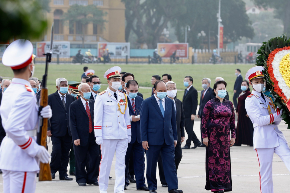  Lãnh đạo Đảng, Nhà nước đặt vòng hoa và vào viếng Chủ tịch Hồ Chí Minh. (Ảnh: Dương Giang/TTXVN)
