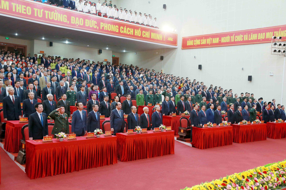 Đại biểu thực hiện nghi thức chào cờ. (Ảnh: Phương Hoa/TTXVN)