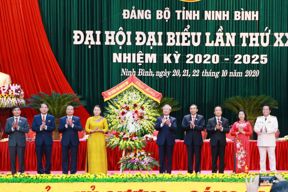 Ông Trần Quốc Vượng, Ủy viên Bộ Chính trị, Thường trực Ban Bí thư đến tặng hoa chúc mừng Đại hội. (Ảnh: Phương Hoa/TTXVN)