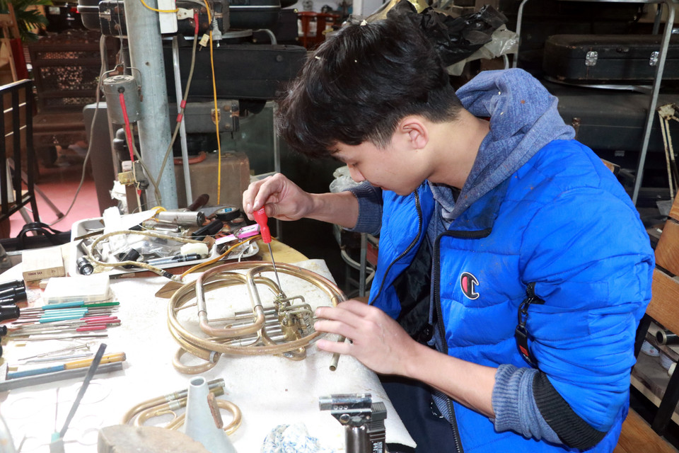 Mọi chi tiết đều được người thợ làm thủ công. (Ảnh: Nguyễn Lành/TTXVN)