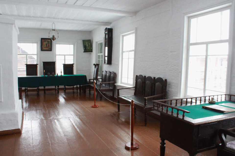 Bên trong tòa án nhân dân ở làng Shushenskoye. (Ảnh: Trần Hiếu/TTXVN)