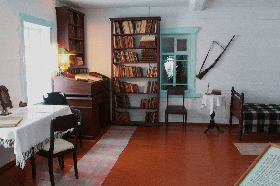 Chiếc súng săn và những vật dụng bên trong phòng làm việc của Lenin. (Ảnh: Trần Hiếu/TTXVN)