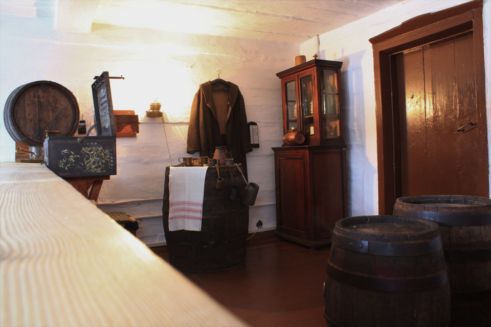 Cửa hàng bán đồ uống trong làng Shushenskoye. (Ảnh: Trần Hiếu/TTXVN)