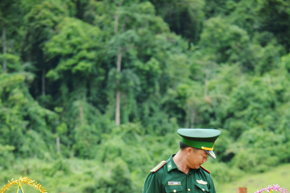 Niềm vui của các em nhỏ khi được tặng quà và đèn ông sao. (Ảnh: Võ Dung/TTXVN)