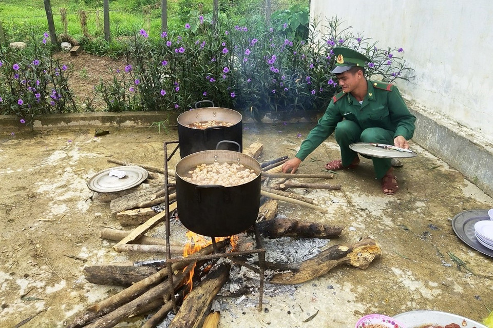 Các chiến sỹ Đồn Biên phòng Làng Mô, Quảng Bình chuẩn bị bữa cơm đầy yêu thương cho các cháu thiếu nhi Bản Sắt, xã miền núi Trường Sơn, huyện Quảng Ninh, Quảng Bình vui Tết Trung thu. (Ảnh: Võ Dung/TTXVN)