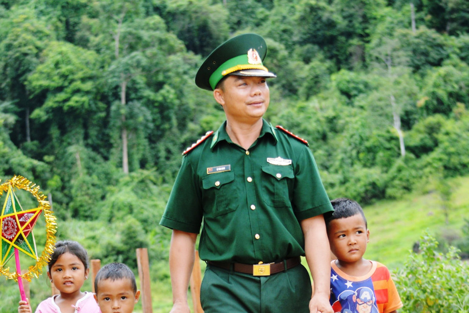 Niềm vui của các em nhỏ khi được các chú bộ đội tặng đèn ông sao. (Ảnh: Võ Dung/TTXVN)