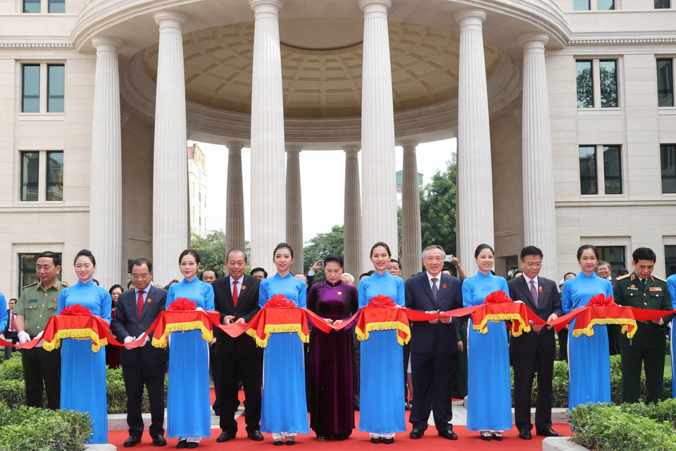 Chủ tịch Quốc hội Nguyễn Thị Kim Ngân và các đại biểu cắt băng khánh thành Trụ sở Tòa án nhân dân tối cao. (Ảnh: Trọng Đức/TTXVN)