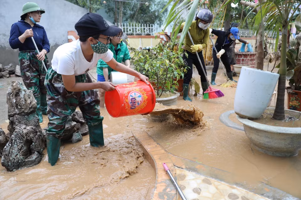 Lực lượng dân quân, đoàn viên thanh niên dọn dẹp vệ sinh trường Mầm non thị trấn Kiến Giang, huyện Lệ Thủy (Quảng Bình).(Ảnh: Danh Lam/TTXVN)