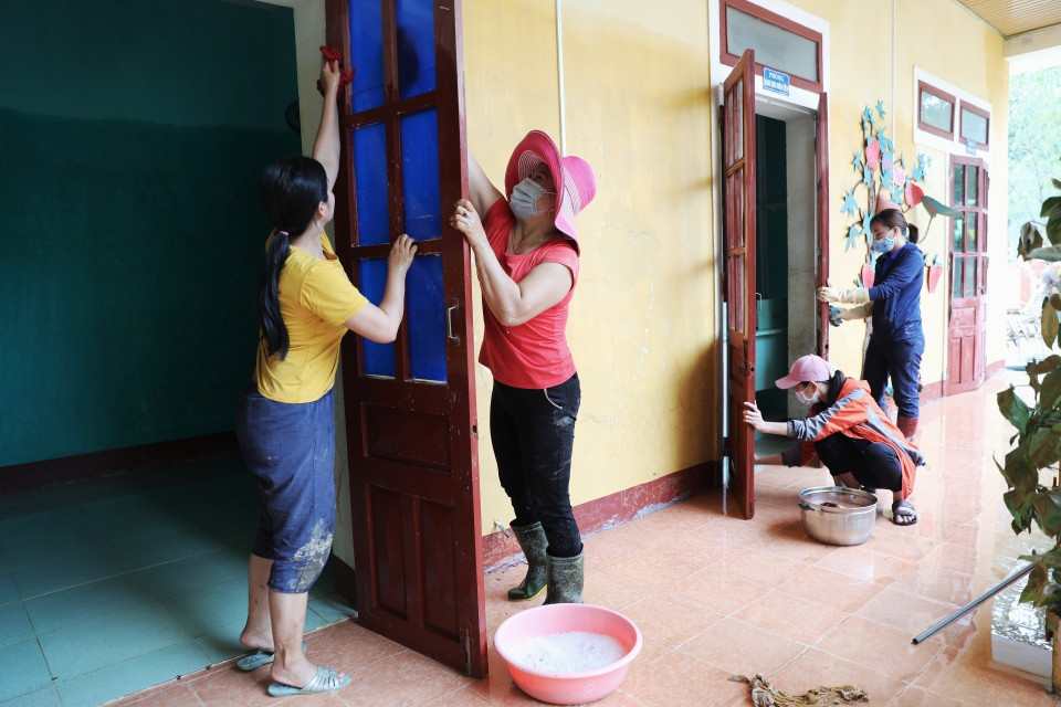 Giáo viên, đoàn viên thanh niên dọn dẹp vệ sinh trường Mầm non thị trấn Kiến Giang, huyện Lệ Thủy (Quảng Bình). (Ảnh: Danh Lam/TTXVN)