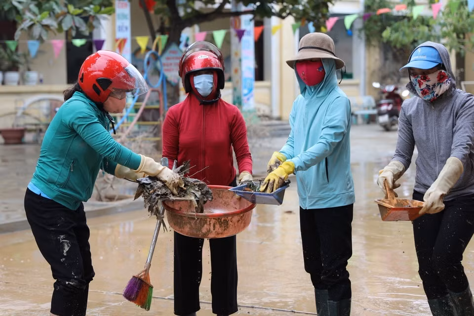 Giáo viên dọn dẹp vệ sinh trường Mầm non thị trấn Kiến Giang, huyện Lệ Thủy (Quảng Bình). (Ảnh: Danh Lam/TTXVN)