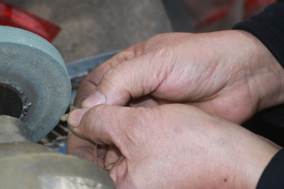 Mọi chi tiết đều được người thợ làm thủ công. (Ảnh: Nguyễn Lành/TTXVN)