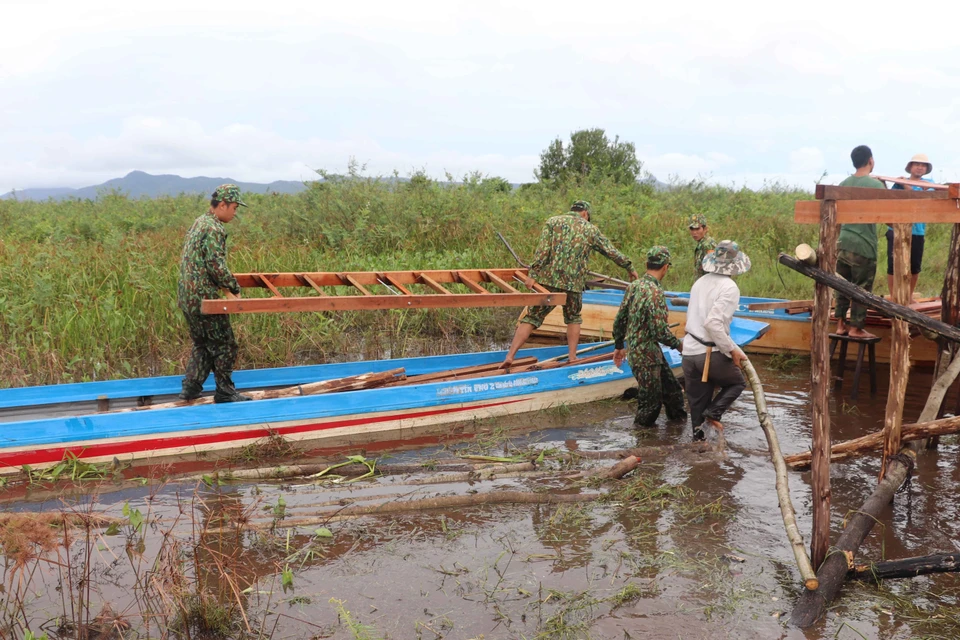 Cán bộ, chiến sỹ Đồn Biên phòng Nhơn Hưng (Bộ đội Biên phòng An Giang) xây dựng chốt phòng, chống dịch COVID-19 vượt lũ theo kiểu nhà sàn để thích nghi với điều kiện mùa nước nổi. (Ảnh: Công Mạo/TTXVN)