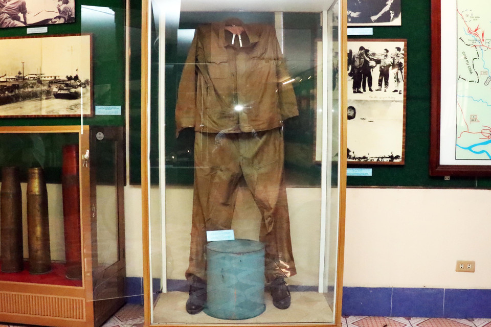 Bộ đồ bay của phi công Từ Đễ được trưng bày tại Bảo tàng Chiến dịch Hồ Chí Minh (Bảo tàng Quân khu 7). (Ảnh: Xuân Khu/TTXVN)