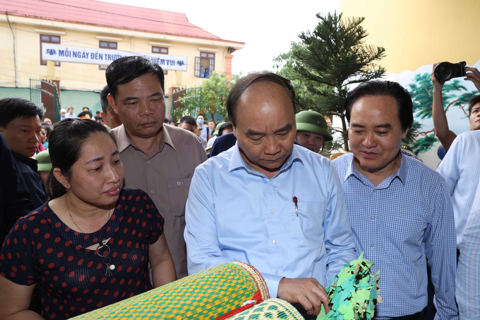 Thủ tướng Nguyễn Xuân Phúc thăm trường Mầm non Hiền Ninh, xã Hiền Ninh, huyện Quảng Ninh. (Ảnh: Thống Nhất/TTXVN)