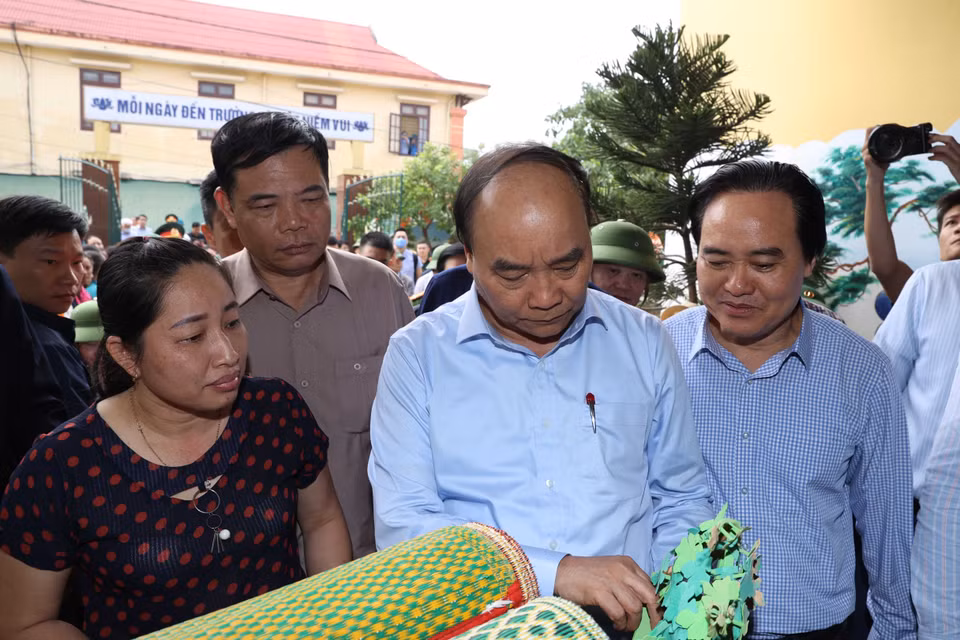 Thủ tướng Nguyễn Xuân Phúc thăm trường Mầm non Hiền Ninh, xã Hiền Ninh, huyện Quảng Ninh. (Ảnh: Thống Nhất/TTXVN)