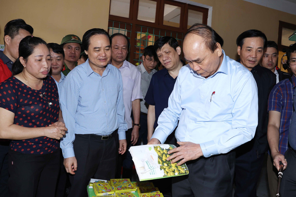 Thủ tướng Nguyễn Xuân Phúc thăm trường Mầm non Hiền Ninh, xã Hiền Ninh, huyện Quảng Ninh. (Ảnh: Thống Nhất/TTXVN)