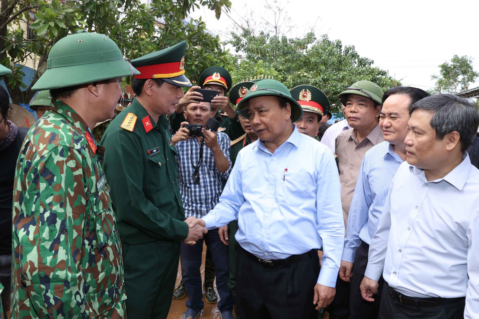 Thủ tướng Nguyễn Xuân Phúc thăm hỏi cán bộ, chiến sỹ lực lượng quân đội thuộc Bộ Chỉ huy quân sự tỉnh Quảng Bình. (Ảnh: Thống Nhất/TTXVN)