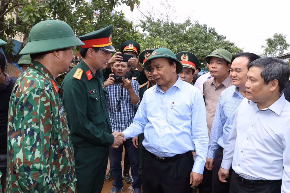 Thủ tướng Nguyễn Xuân Phúc thăm hỏi cán bộ, chiến sỹ lực lượng quân đội thuộc Bộ Chỉ huy quân sự tỉnh Quảng Bình. (Ảnh: Thống Nhất/TTXVN)