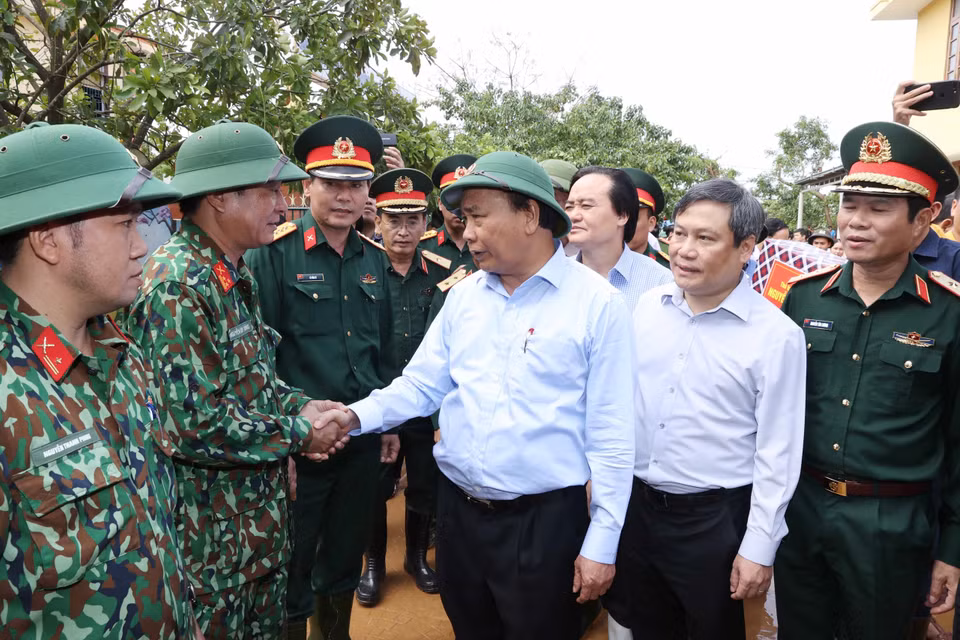 Thủ tướng Nguyễn Xuân Phúc thăm hỏi cán bộ, chiến sỹ lực lượng quân đội thuộc Bộ Chỉ huy quân sự tỉnh Quảng Bình. (Ảnh: Thống Nhất/TTXVN)
