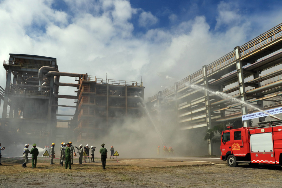 Lực lượng chức năng xử lý đám cháy. (Ảnh: Quốc Hùng-Ngọc Dũng/TTXVN)