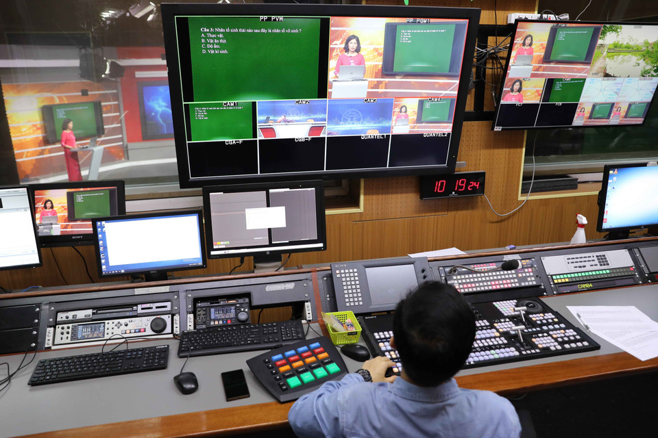 Đài Phát thanh và Truyền hình Hà Nội sản xuất và phát sóng Chương trình học trên truyền hình. (Ảnh: Thanh Tùng/TTXVN) 