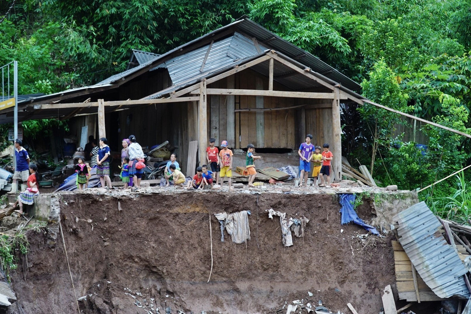 Một ngôi nhà đứng trước nguy cơ sạt lở sau lũ ở bản Nậm Nhừ 1, xã Nậm Nhừ.(Ảnh: Xuân Tư/TTXVN)