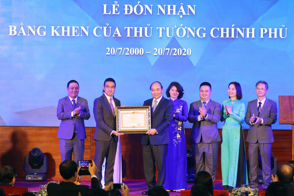 Thủ tướng Nguyễn Xuân Phúc tặng Bằng khen của Thủ tướng Chính phủ cho Sở Giao dịch chứng khoán Thành phố Hồ Chí Minh. (Ảnh: Thống Nhất/TTXVN)