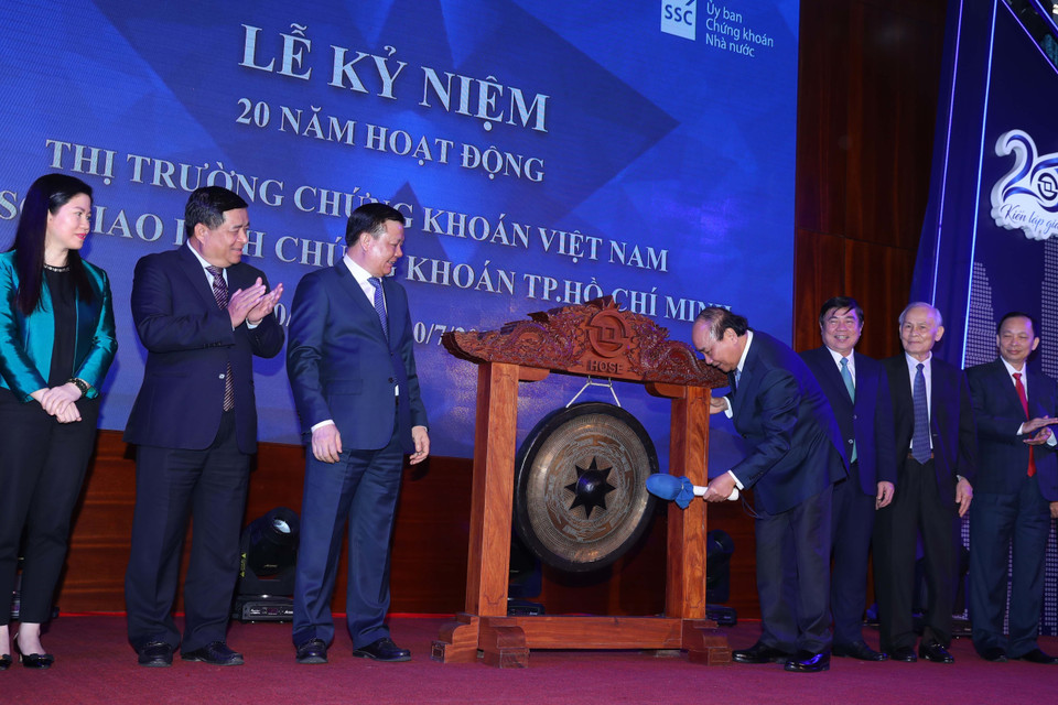 Thủ tướng Nguyễn Xuân Phúc thực hiện nghi thức đánh cồng khai trương phiên giao dịch chứng khoán.(Ảnh: Thống Nhất/TTXVN)
