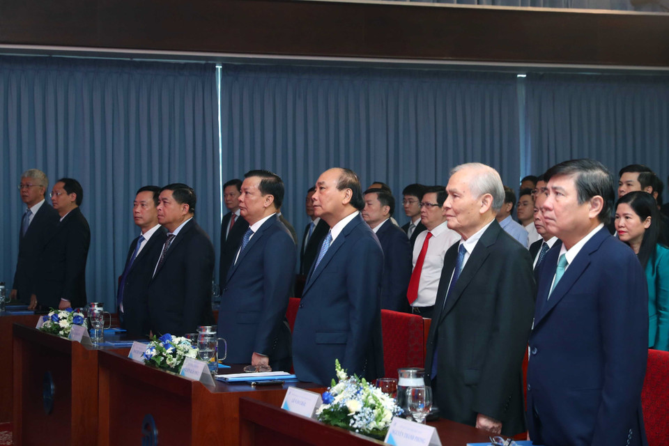 Thủ tướng Nguyễn Xuân Phúc và các đại biểu thực hiện nghi thức chào cờ. (Ảnh: Thống Nhất/TTXVN)