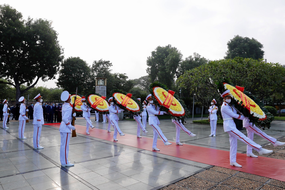 Lãnh đạo Đảng, Nhà nước đặt vòng hoa tưởng niệm các Anh hùng liệt sỹ. (Ảnh: Dương Giang/TTXVN)