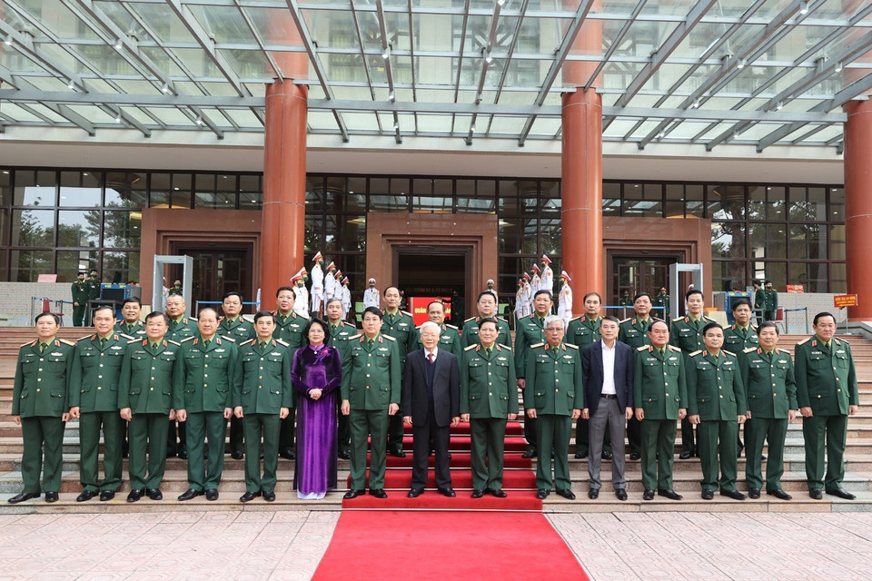 Tổng Bí thư, Chủ tịch nước Nguyễn Phú Trọng, Bí thư Quân ủy Trung ương; Đại tướng Ngô Xuân Lịch, Ủy viên Bộ Chính trị, Phó Bí thư Quân ủy Trung ương, Bộ trưởng Bộ Quốc phòng với các đại biểu dự Hội nghị. (Ảnh : Trí Dũng/TTXVN)