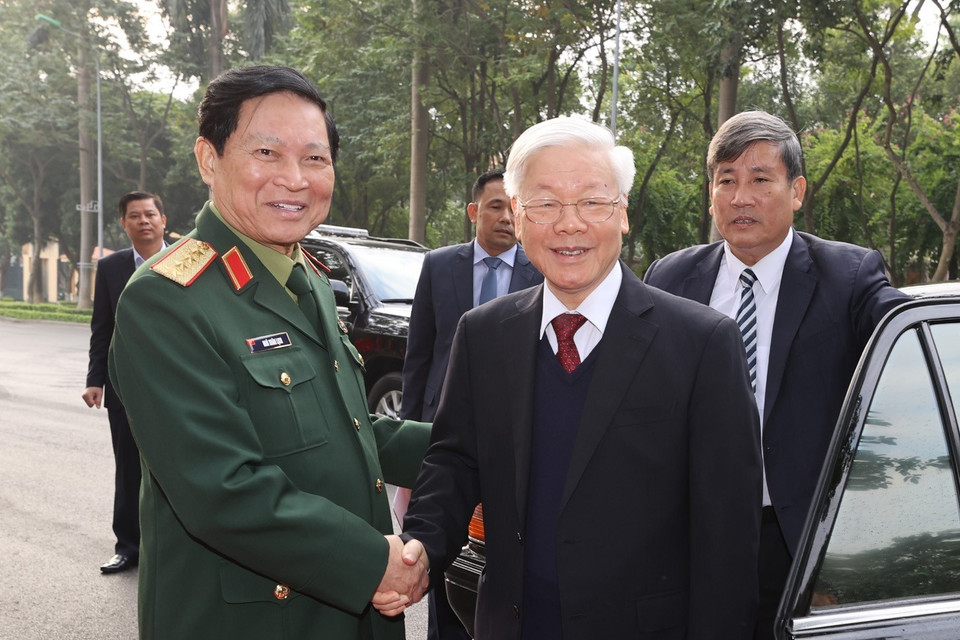 Đại tướng Ngô Xuân Lịch, Phó Bí thư Quân ủy Trung ương, Bộ trưởng Bộ Quốc phòng đón Tổng Bí thư, Chủ tịch nước Nguyễn Phú Trọng, Bí thư Quân ủy Trung ương. (Ảnh : Trí Dũng/TTXVN)