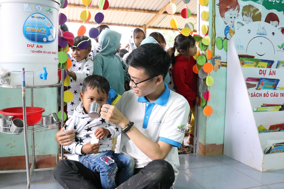  Bình lọc nước được các học sinh nhóm thiện nguyện Fly to Sky cõng vượt đèo mang đến cho các lớp học tại làng Đê Kôn để các em được uống nước sạch. (Ảnh: Hồng Điệp/TTXVN)