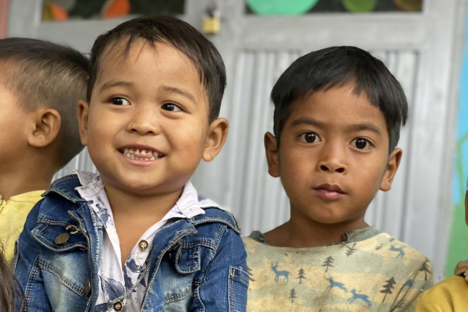 Trẻ em làng Đê Kôn vui mừng vì được áo ấm. (Ảnh: Hồng Điệp/TTXVN)