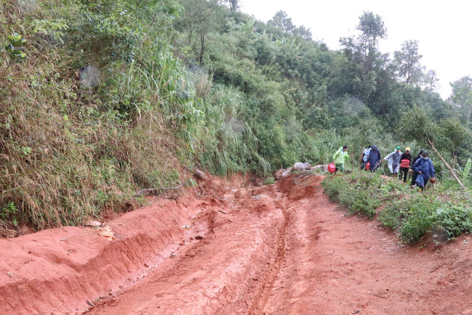 Cung đường đèo đang bị sạt lở rất nguy hiểm để đến được làng Đê Kôn, xã Hra, huyện Mang Yang (Gia Lai). (Ảnh: Hồng Điệp/TTXVN)