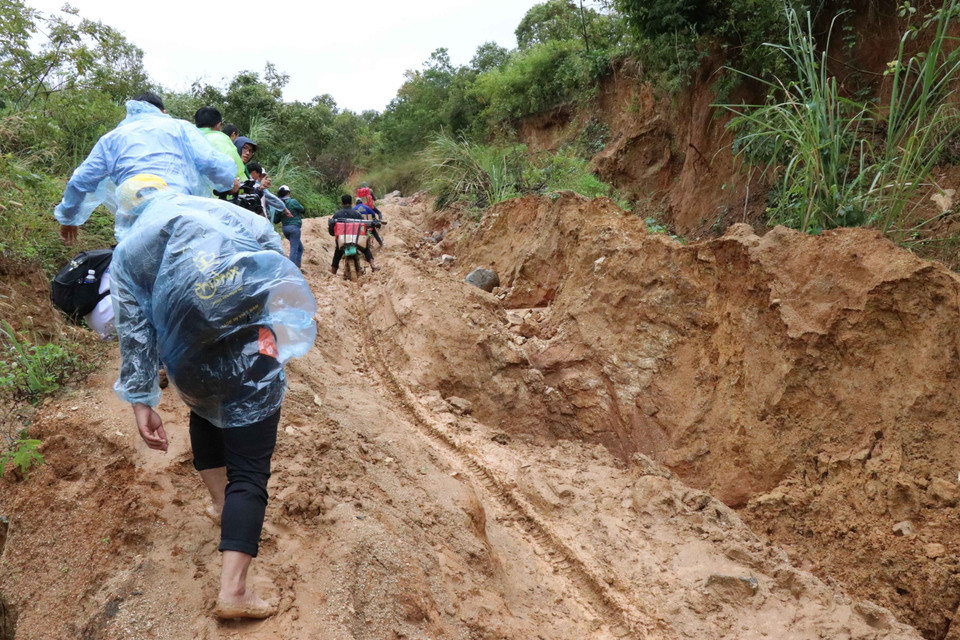 Nhóm thiện nguyện vượt qua cung đường đèo đang bị sạt lở rất nguy hiểm để mang áo ấm lên cho trẻ em làng Đê Kôn, xã Hra, huyện Mang Yang (Gia Lai). (Ảnh: Hồng Điệp/TTXVN)