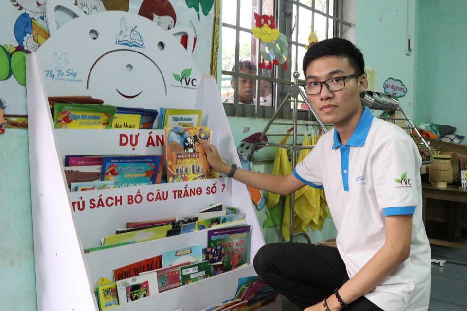 Tủ sách bồ câu trắng được các học sinh nhóm thiện nguyện Fly to Sky cõng vượt đèo mang đến cho các lớp học tại làng Đê Kôn. (Ảnh: Hồng Điệp/TTXVN)