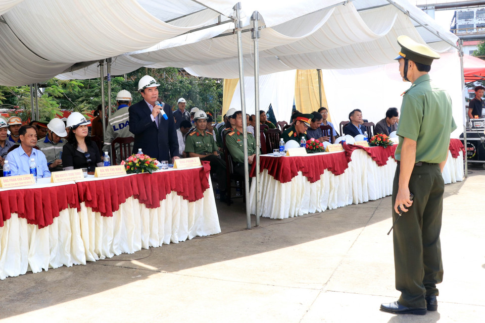 Ban Chỉ huy cuộc diễn tập chỉ đạo thực hiện. (Ảnh: Quốc Hùng-Ngọc Dũng/TTXVN)