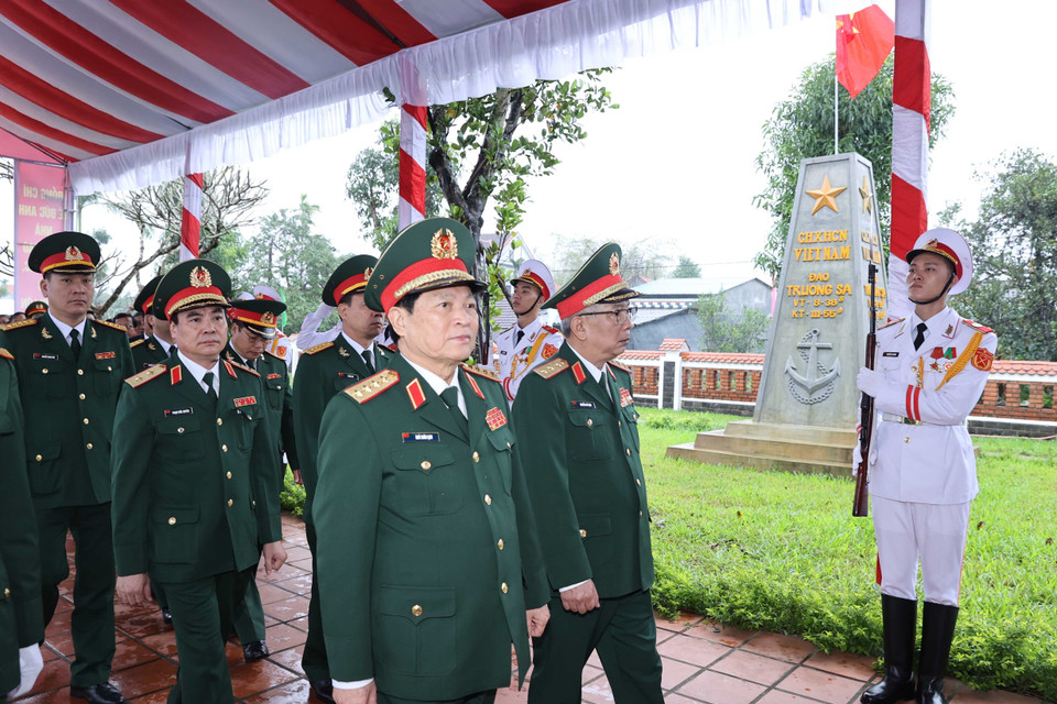 Đại tướng Ngô Xuân Lịch, Bộ trưởng Bộ Quốc phòng cùng các đại biểu Quân đội đến dự Lễ kỷ niệm. (Ảnh: Thống Nhất/TTXVN)