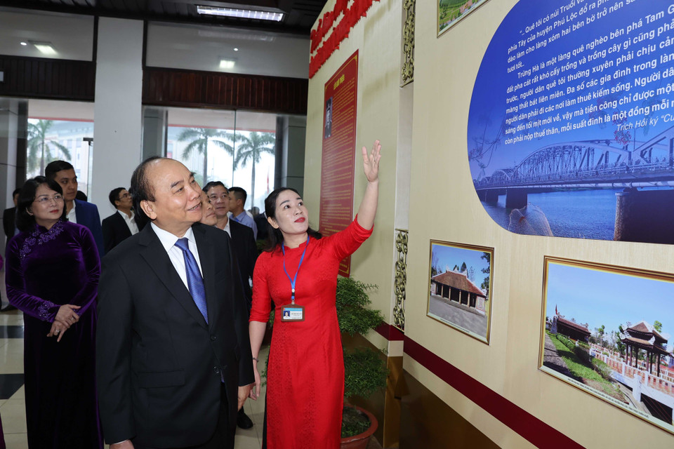 Thủ tướng Nguyễn Xuân Phúc cùng các đại biểu tham quan triển lãm chuyên đề Chủ tịch nước Lê Đức Anh với sự nghiệp cách mạng Việt Nam tại buổi lễ. (Ảnh: Thống Nhất/TTXVN)