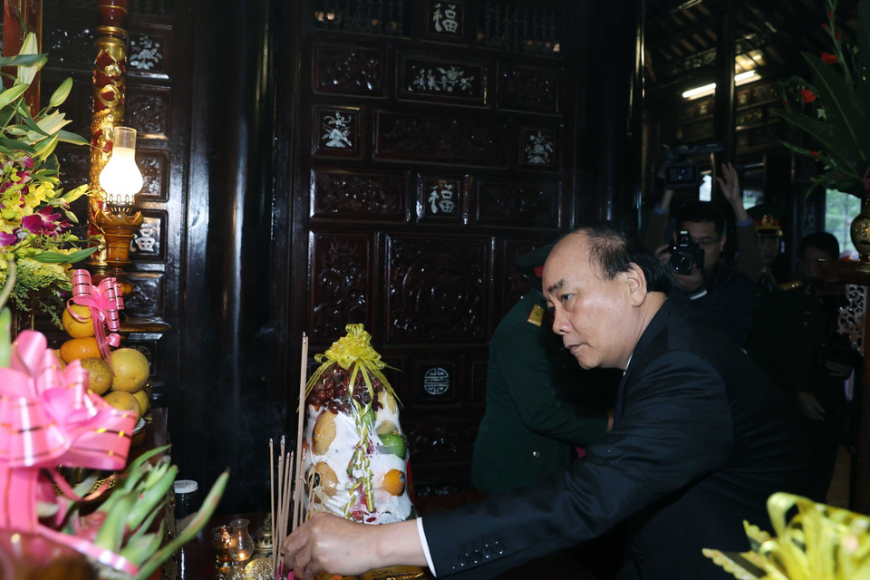 Thủ tướng Nguyễn Xuân Phúc cùng các lãnh đạo, nguyên lãnh đạo Đảng Nhà nước dâng hương tưởng niệm Chủ tịch nước Lê Đức Anh tại Nhà văn hoá Đại tướng Lê Đức Anh (làng Bàn Môn, xã Lộc An, huyện Phú Lộc, quê nhà của Đại tướng). (Ảnh: Thống Nhất/TTXVN) 