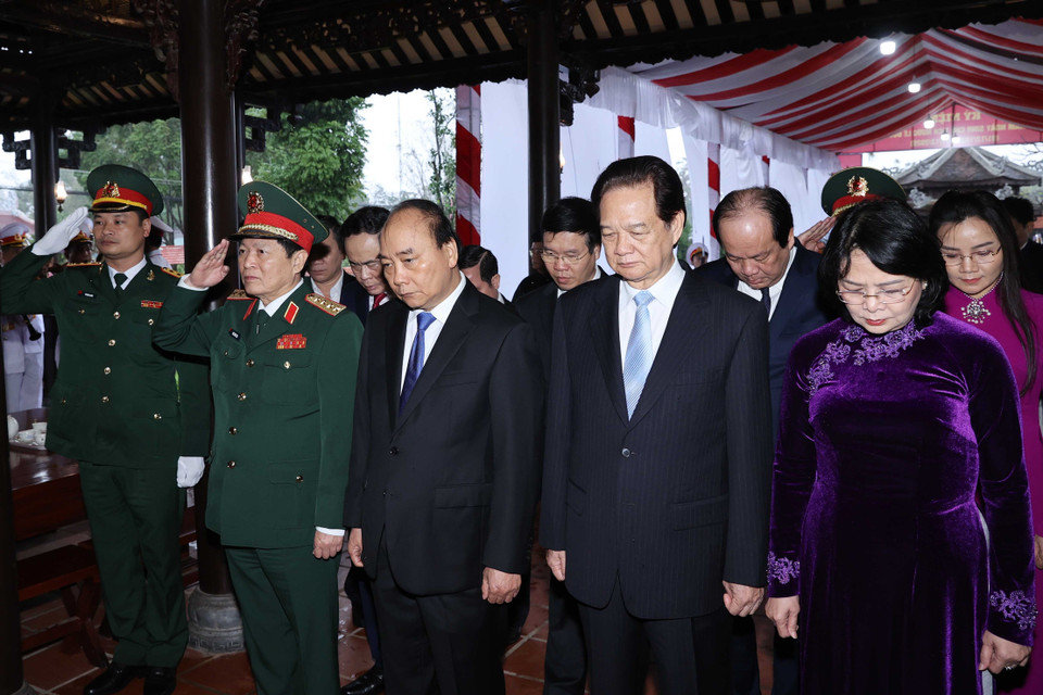 Thủ tướng Nguyễn Xuân Phúc cùng các lãnh đạo, nguyên lãnh đạo Đảng Nhà nước dâng hương tưởng niệm Chủ tịch nước Lê Đức Anh tại Nhà văn hoá Đại tướng Lê Đức Anh (làng Bàn Môn, xã Lộc An, huyện Phú Lộc, quê nhà của Đại tướng). (Ảnh: Thống Nhất/TTXVN)