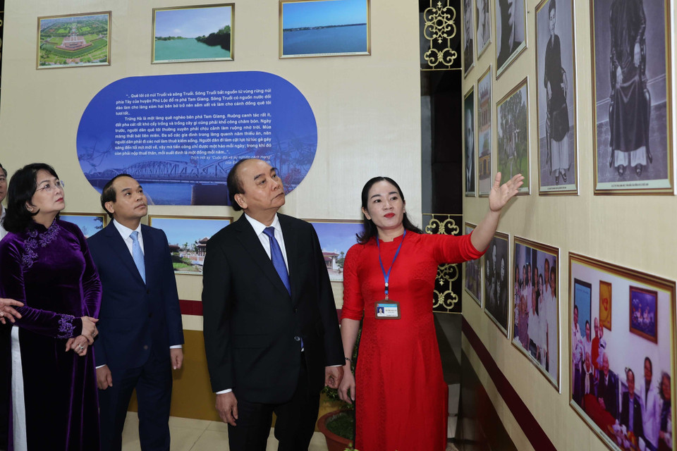 Thủ tướng Nguyễn Xuân Phúc cùng các đại biểu tham quan triển lãm chuyên đề Chủ tịch nước Lê Đức Anh với sự nghiệp cách mạng Việt Nam tại buổi lễ. (Ảnh: Thống Nhất/TTXVN)