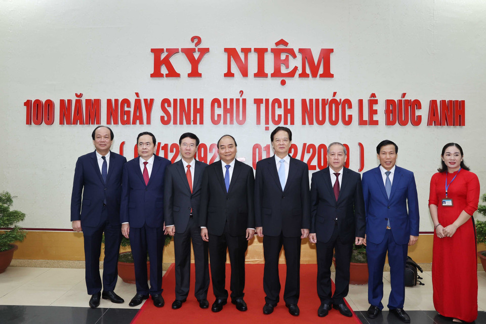 Thủ tướng Nguyễn Xuân Phúc, nguyên Thủ tướng Nguyễn Tấn Dũng cùng các đại biểu tham quan triển lãm chuyên đề Chủ tịch nước Lê Đức Anh với sự nghiệp cách mạng Việt Nam tại buổi lễ. (Ảnh: Thống Nhất/TTXVN)