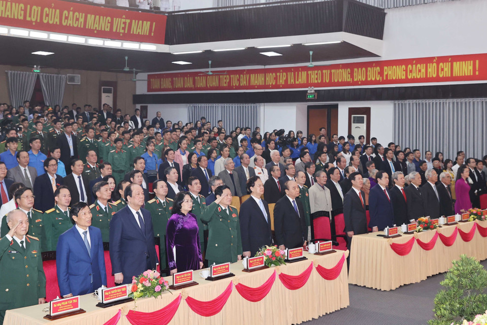 Thủ tướng Nguyễn Xuân Phúc cùng các lãnh đạo, nguyên lãnh đạo Đảng Nhà nước và các đại biểu thực hiện nghi thức chào cờ. (Ảnh: Thống Nhất/TTXVN) 