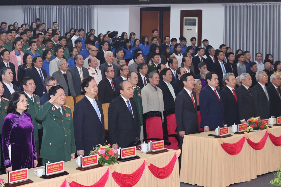 Thủ tướng Nguyễn Xuân Phúc cùng các lãnh đạo, nguyên lãnh đạo Đảng Nhà nước và các đại biểu thực hiện nghi thức chào cờ. (Ảnh: Thống Nhất/TTXVN) 